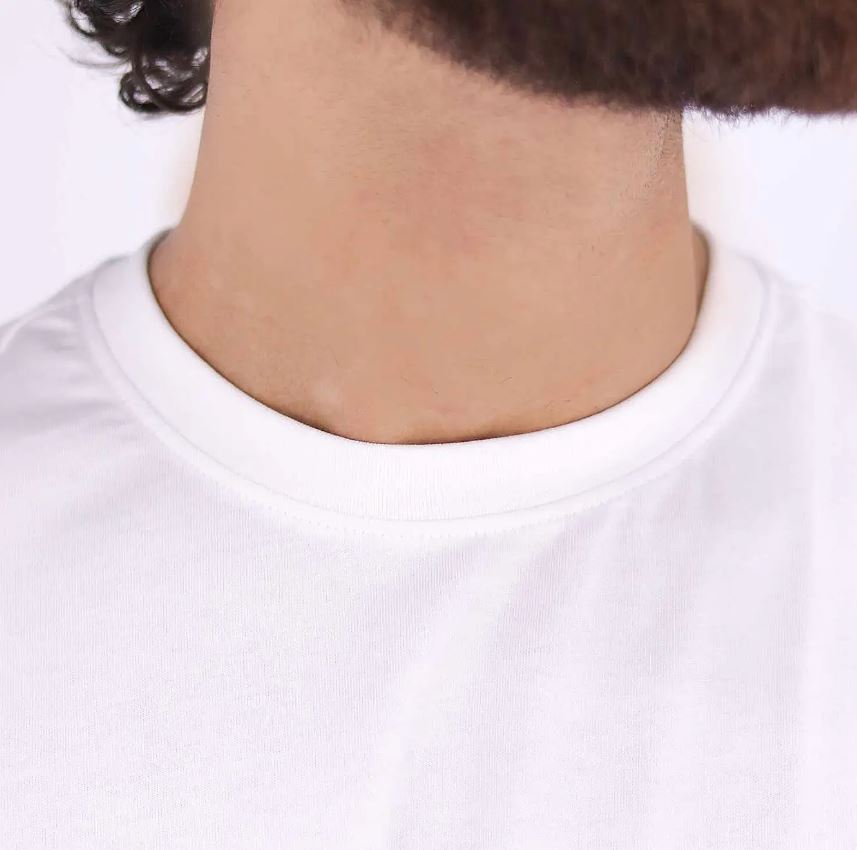 تيشيرت قطني ضيق بأكمام قصيرة ورقبة دائرية وياقة دائرية