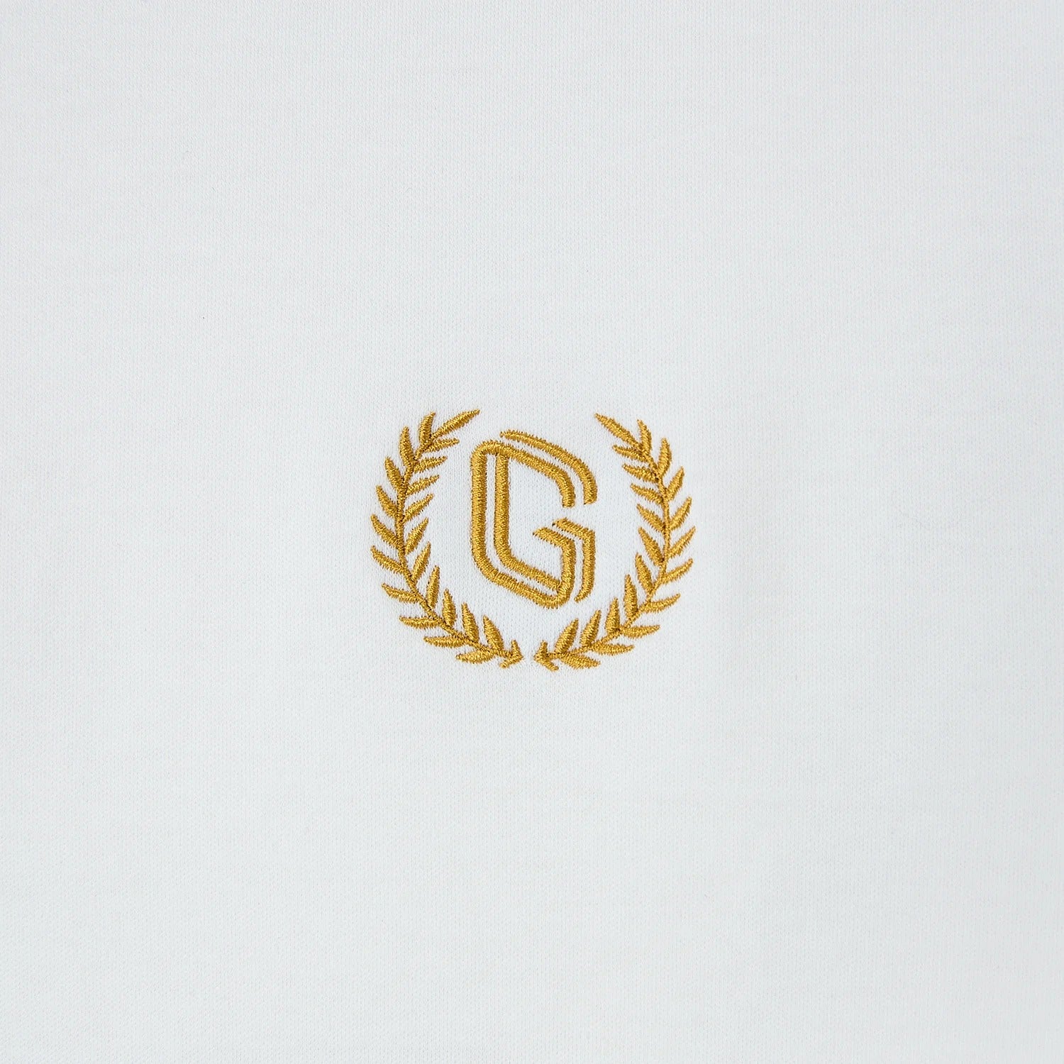 قميص بولو قطني محبوك مسطح بياقة وأكمام قصيرة وتطريز ضيق بلون سادة (ملمس سائل)