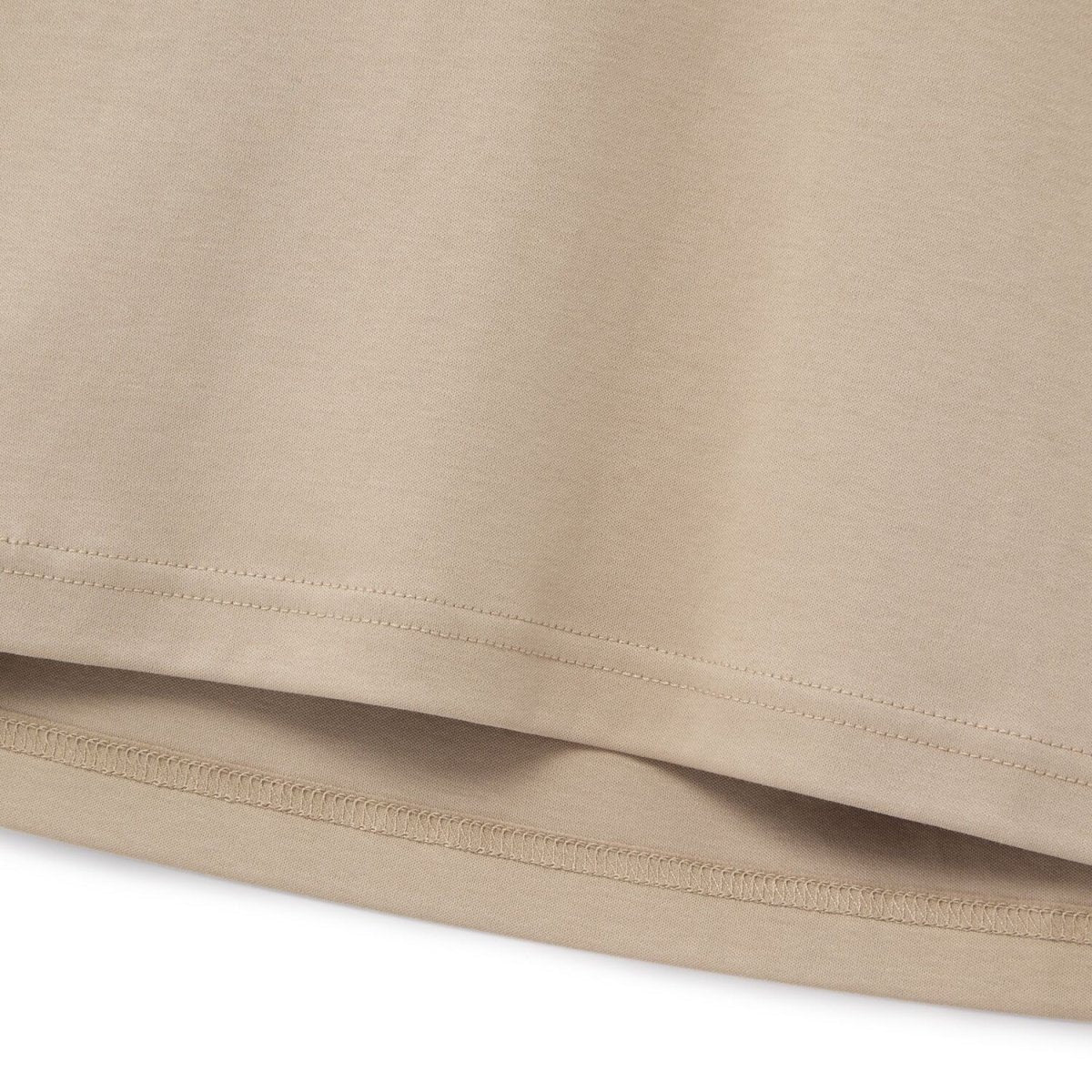 تيشيرت قطني متداخل، بياقة دائرية وأكمام قصيرة، بقصة ضيقة وتطريز (ملمس سائل)