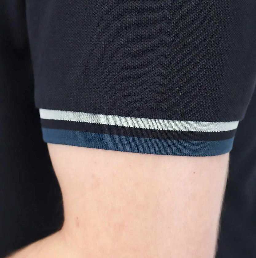 قميص بولو قطني بيكيه بياقة محبوكة مسطحة وأكمام قصيرة مطرزة بلون موحد (قميص بولو رياضي)