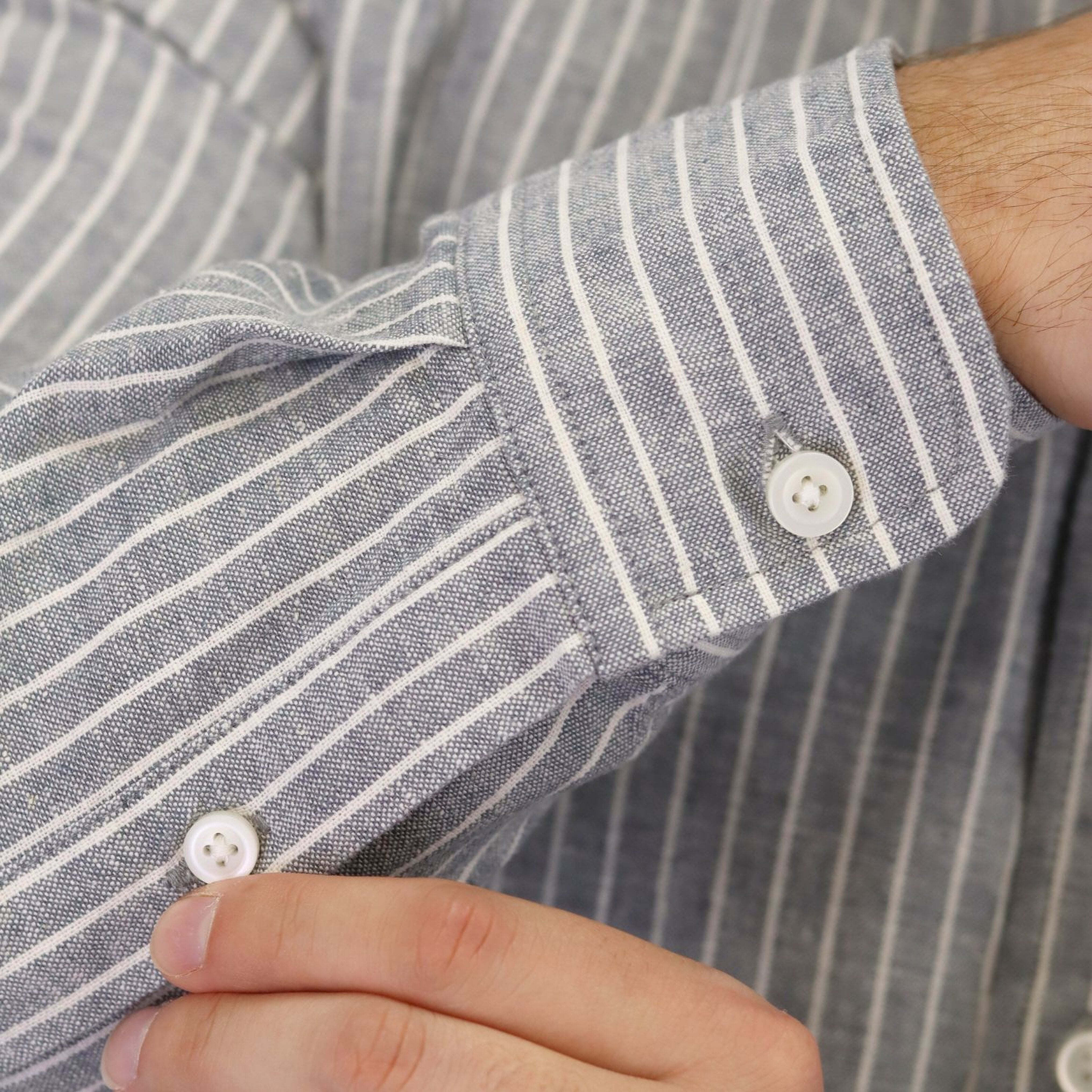 قميص طويل الأكمام بقصة ضيقة من الكتان/القطن والبوبلين والفانيلا (كتان)