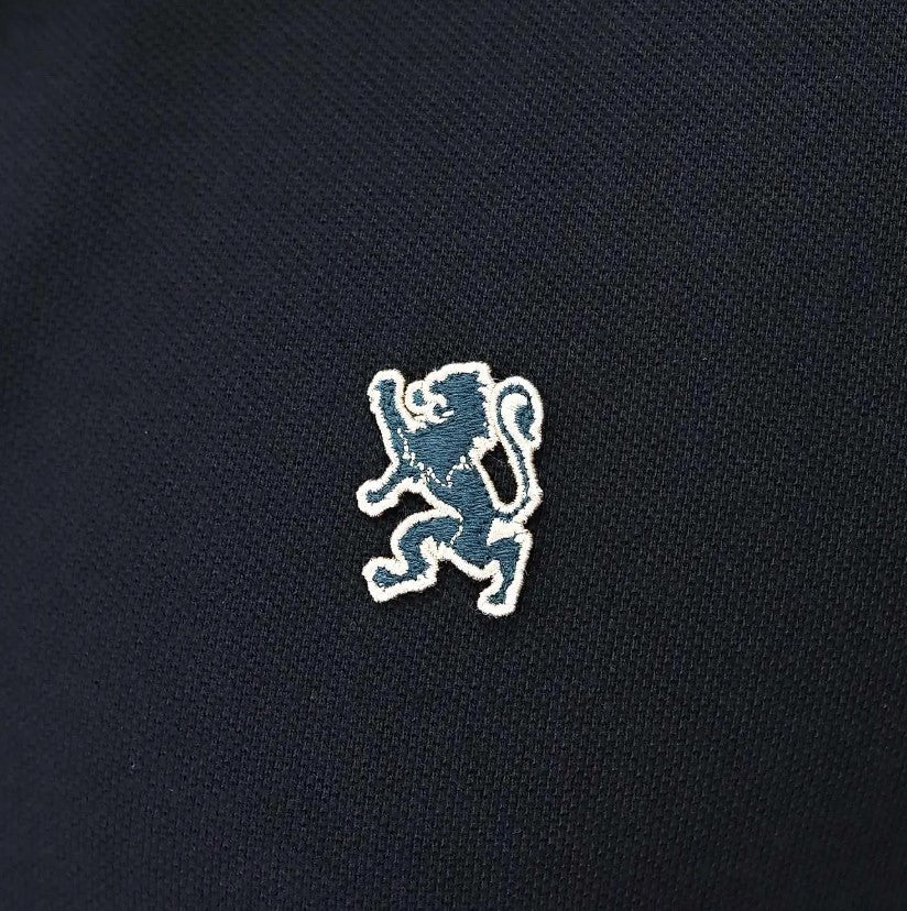 قميص بولو قطني بيكيه بياقة محبوكة مسطحة وأكمام قصيرة مطرزة بلون موحد (قميص بولو رياضي)