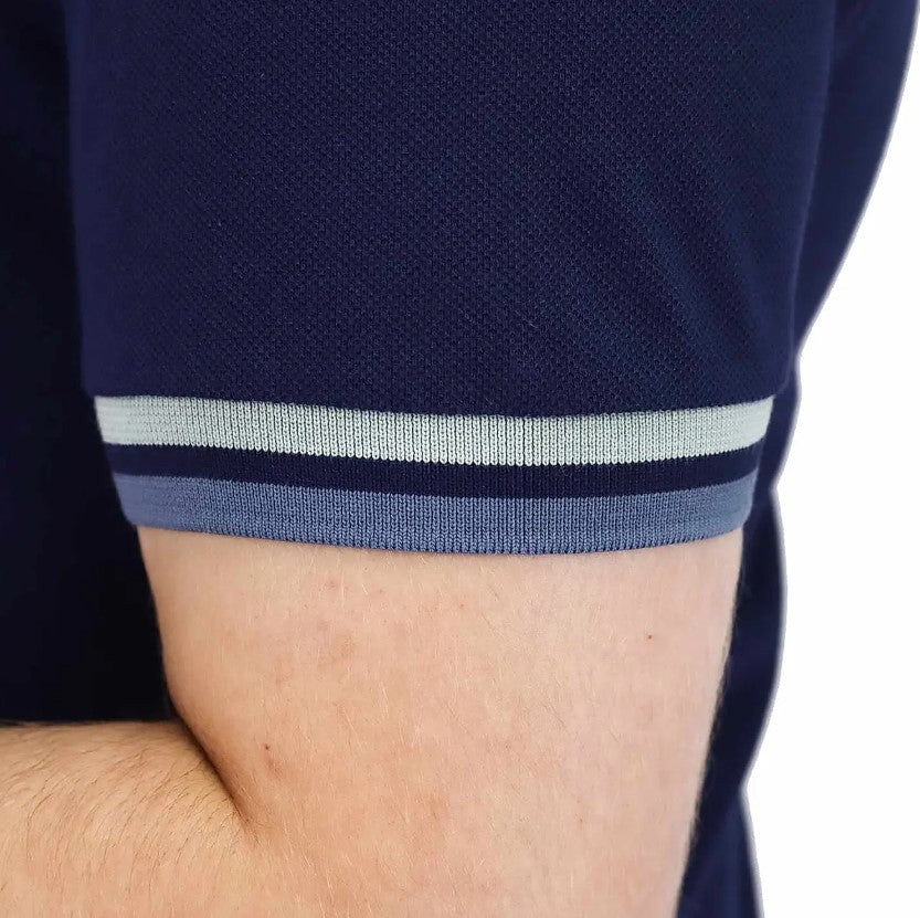 قميص بولو قطني بيكيه بياقة محبوكة مسطحة وأكمام قصيرة مطرزة بلون موحد (قميص بولو رياضي)