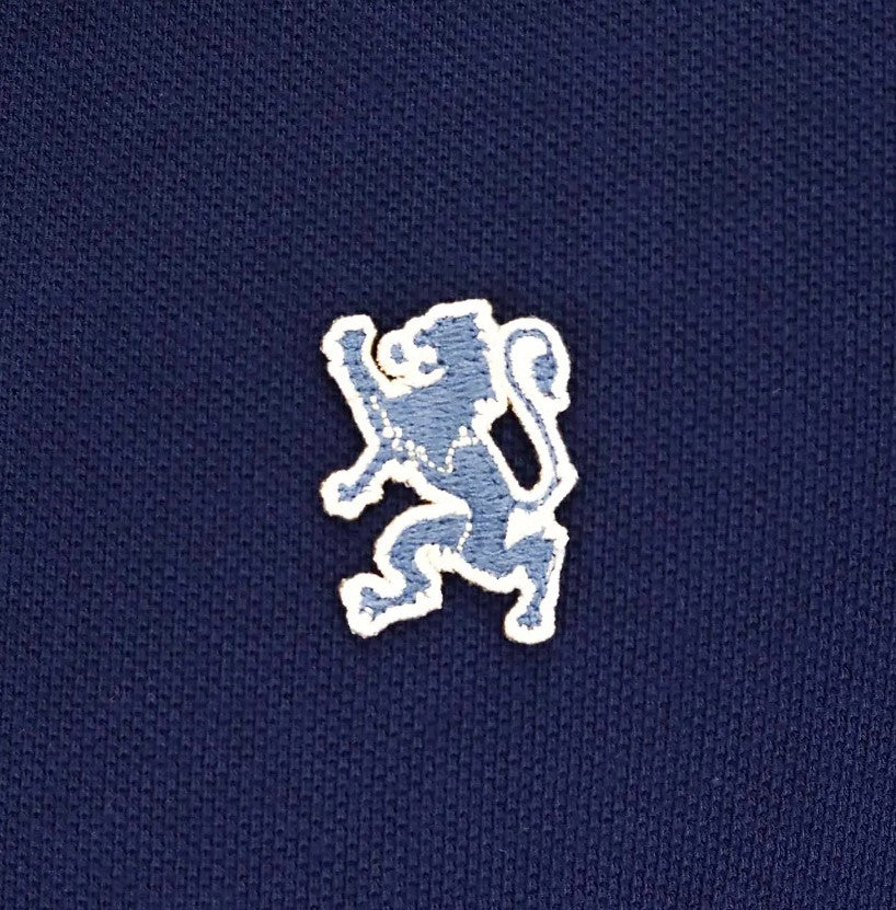 قميص بولو قطني بيكيه بياقة محبوكة مسطحة وأكمام قصيرة مطرزة بلون موحد (قميص بولو رياضي)