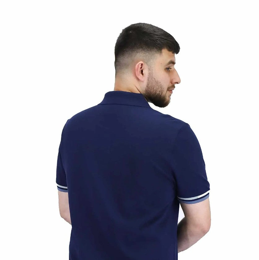 قميص بولو قطني بيكيه بياقة محبوكة مسطحة وأكمام قصيرة مطرزة بلون موحد (قميص بولو رياضي)