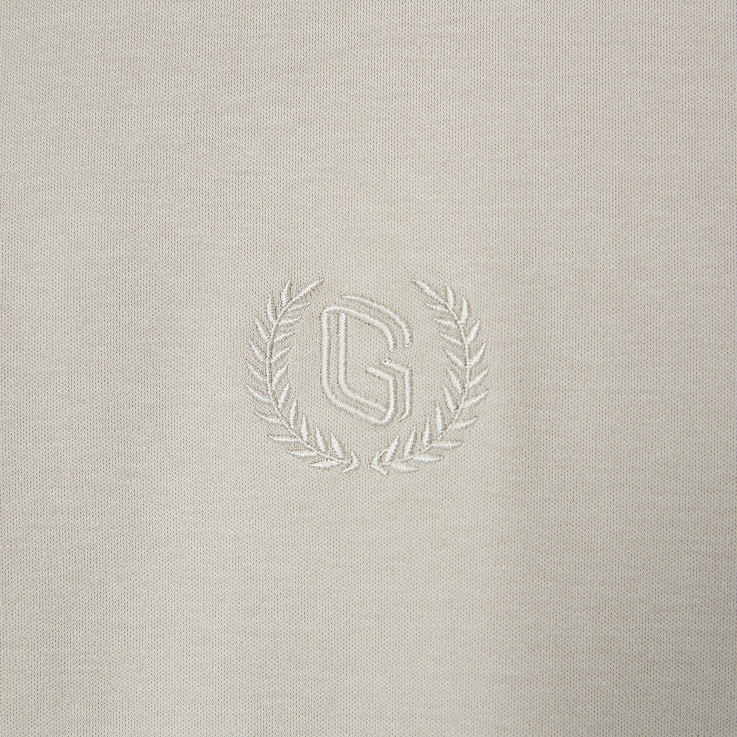 قميص بولو قطني محبوك مسطح بياقة وأكمام قصيرة وتطريز ضيق بلون سادة (ملمس سائل)