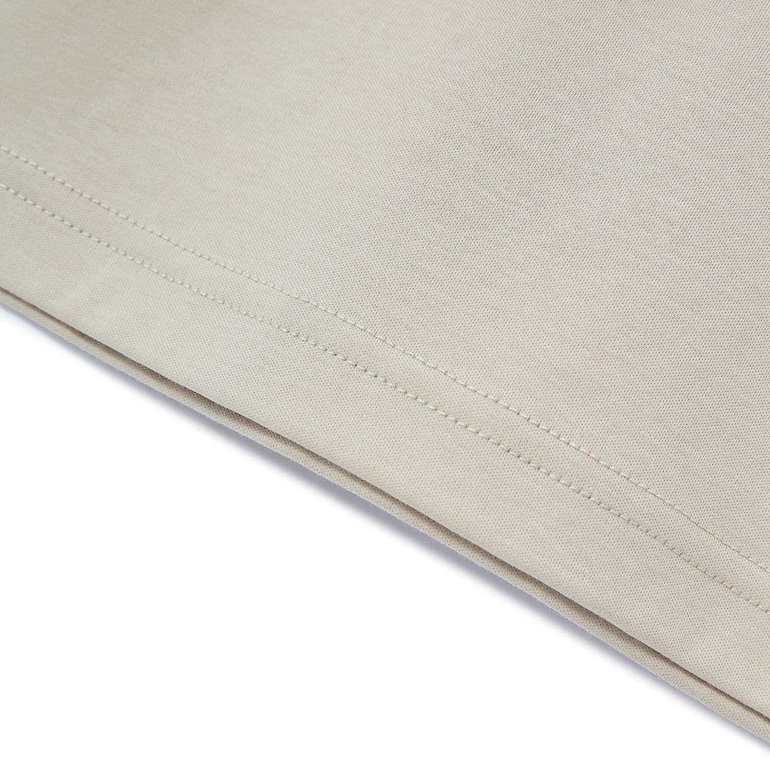 قميص بولو قطني محبوك مسطح بياقة وأكمام قصيرة وتطريز ضيق بلون سادة (ملمس سائل)