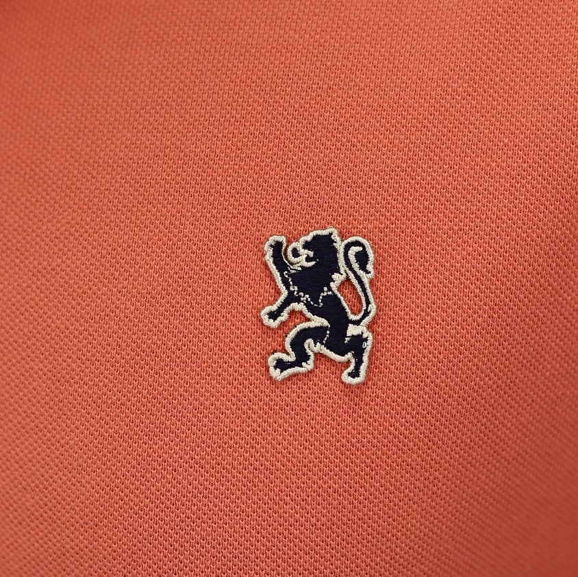 قميص بولو قطني بيكيه بياقة محبوكة مسطحة وأكمام قصيرة مطرزة بلون موحد (قميص بولو رياضي)