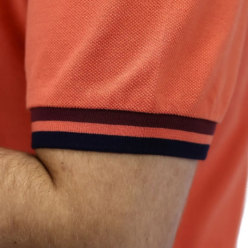 قميص بولو قطني بيكيه بياقة محبوكة مسطحة وأكمام قصيرة مطرزة بلون موحد (قميص بولو رياضي)