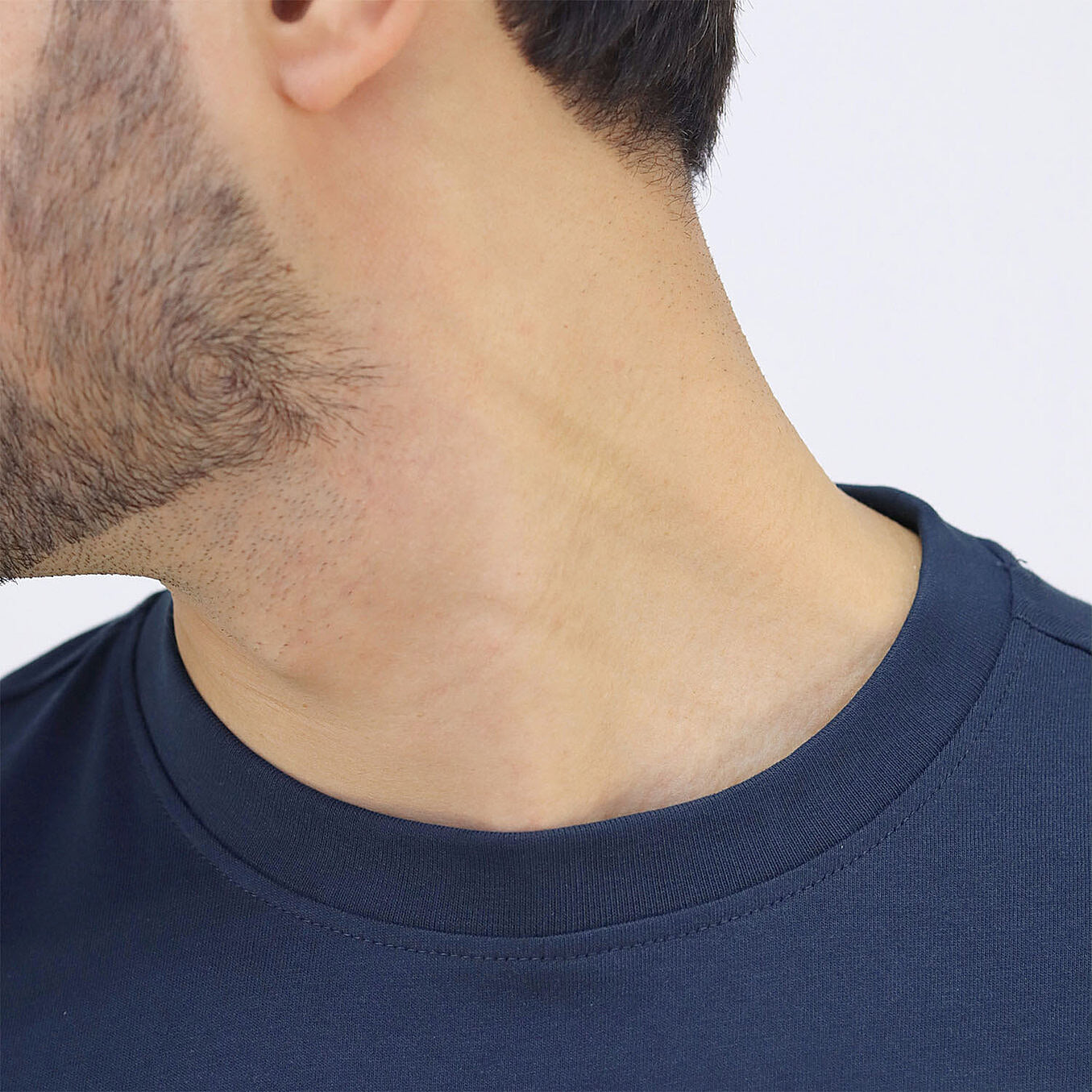 تيشيرت قطني ضيق بأكمام قصيرة ورقبة دائرية وياقة دائرية