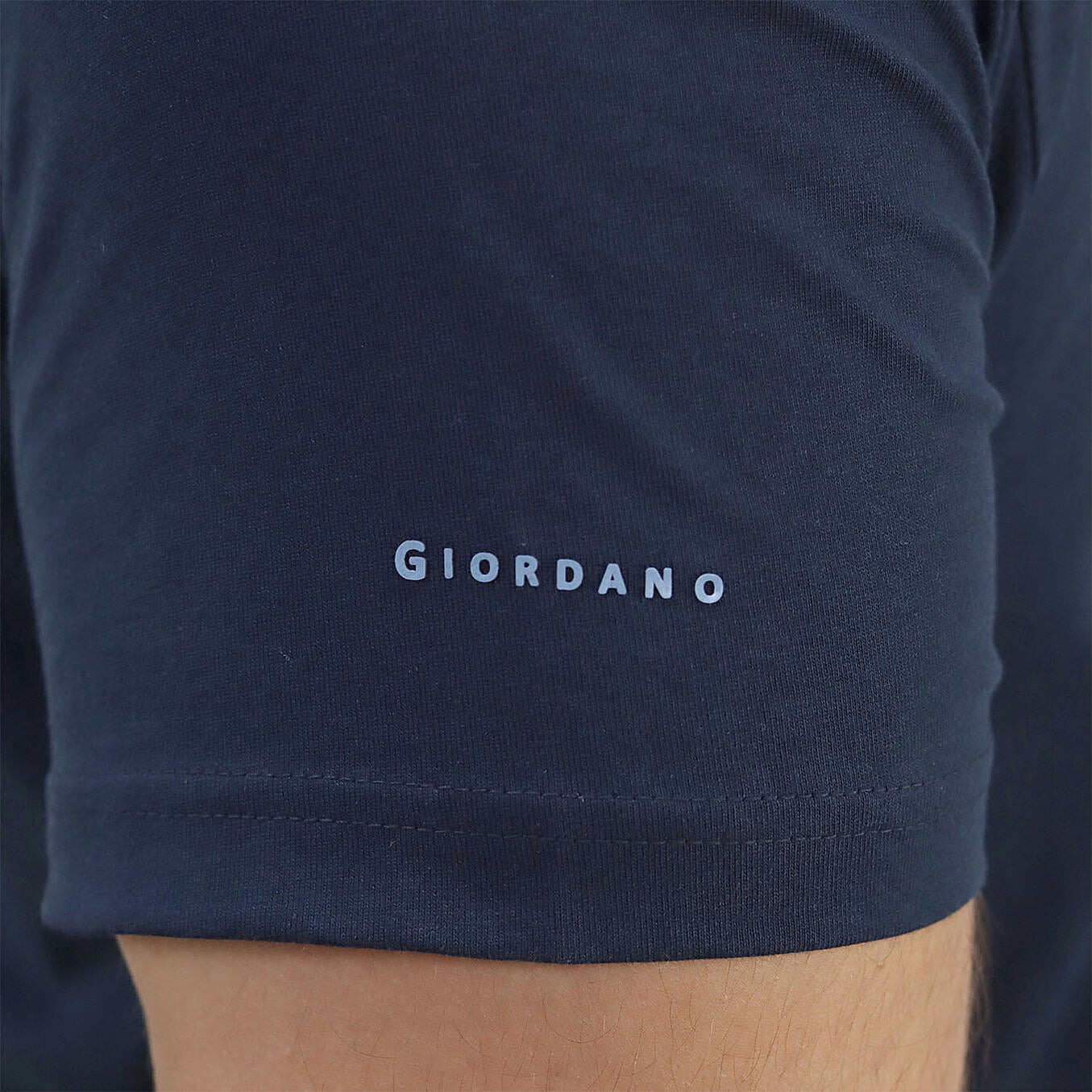 تيشيرت قطني ضيق بأكمام قصيرة ورقبة دائرية وياقة دائرية