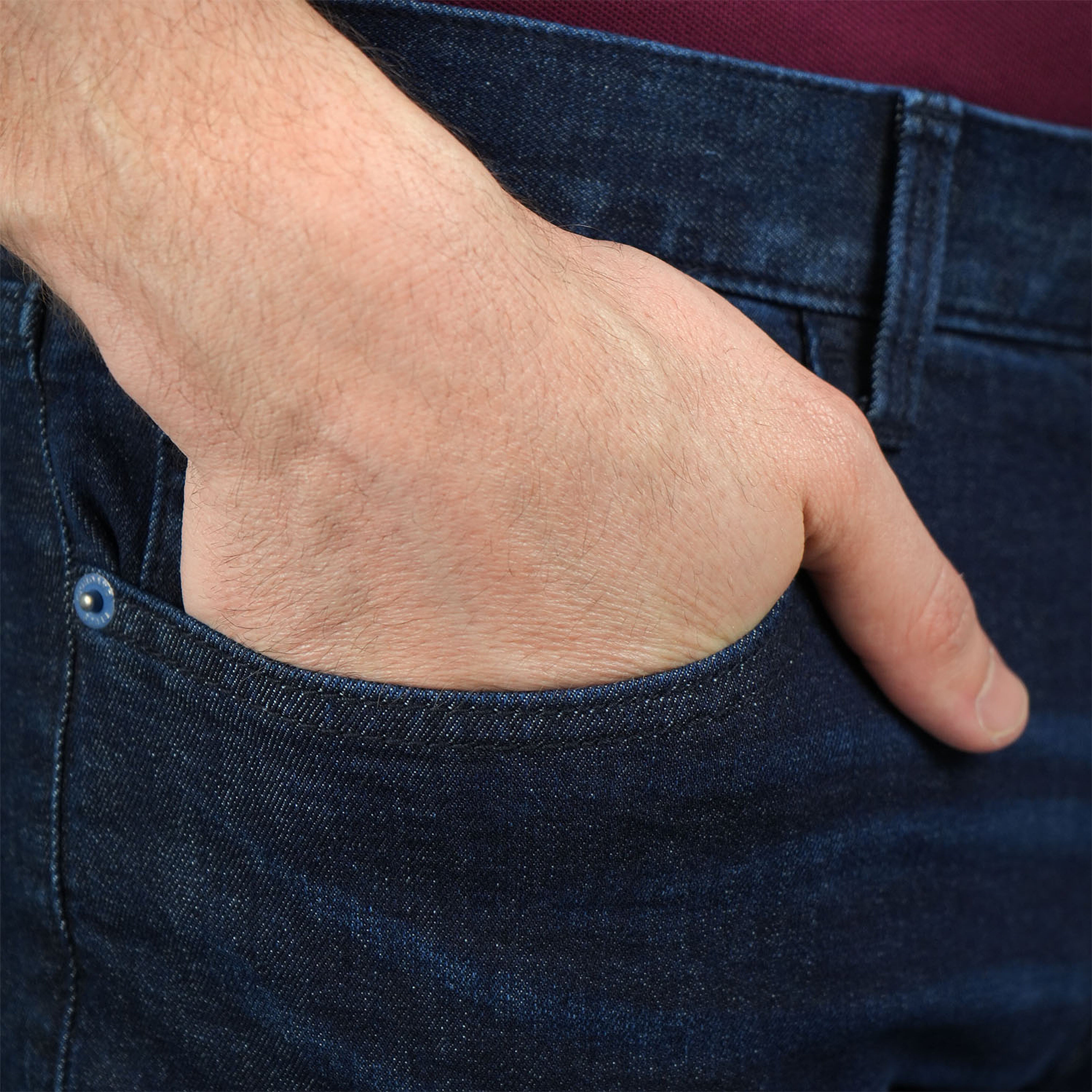 بنطلون جينز ضيق بقصة مدببة من القطن/السباندكس