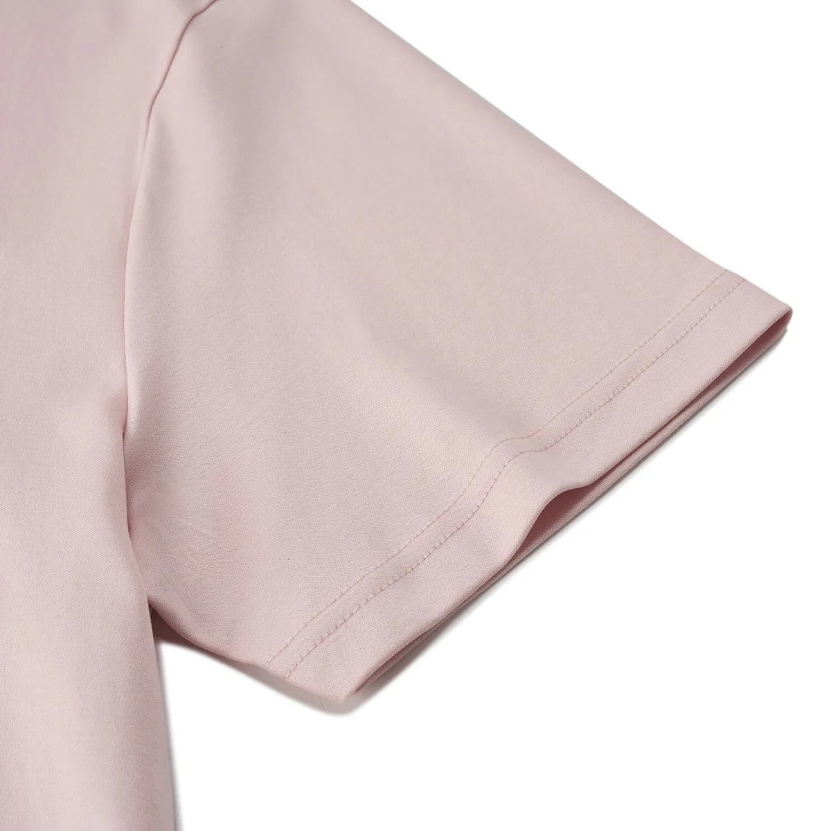 تيشيرت قطني متداخل، بياقة دائرية وأكمام قصيرة، بقصة ضيقة وتطريز (ملمس سائل)