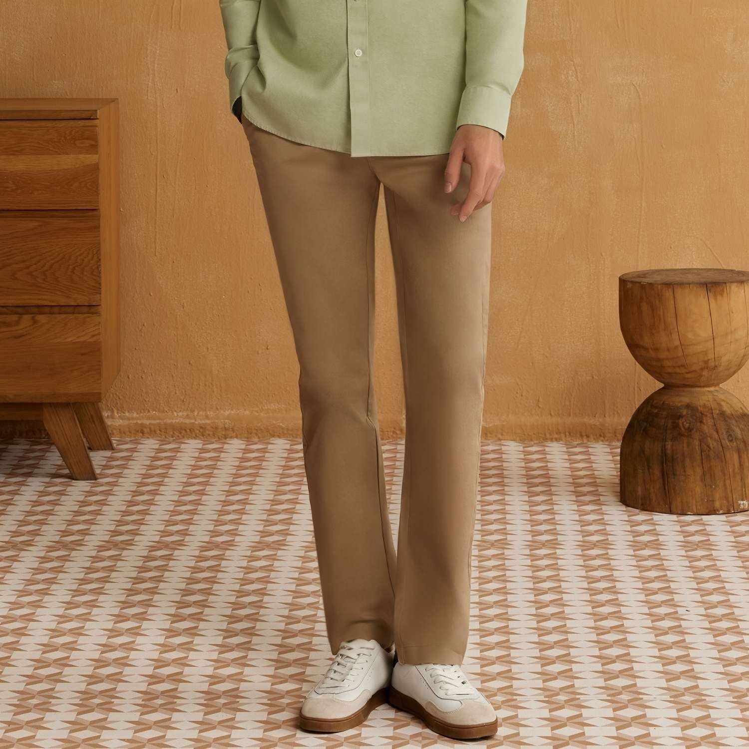 بنطال كاكي متوسط ​​الارتفاع بقصة عادية من قماش قطني/سباندكس تويل