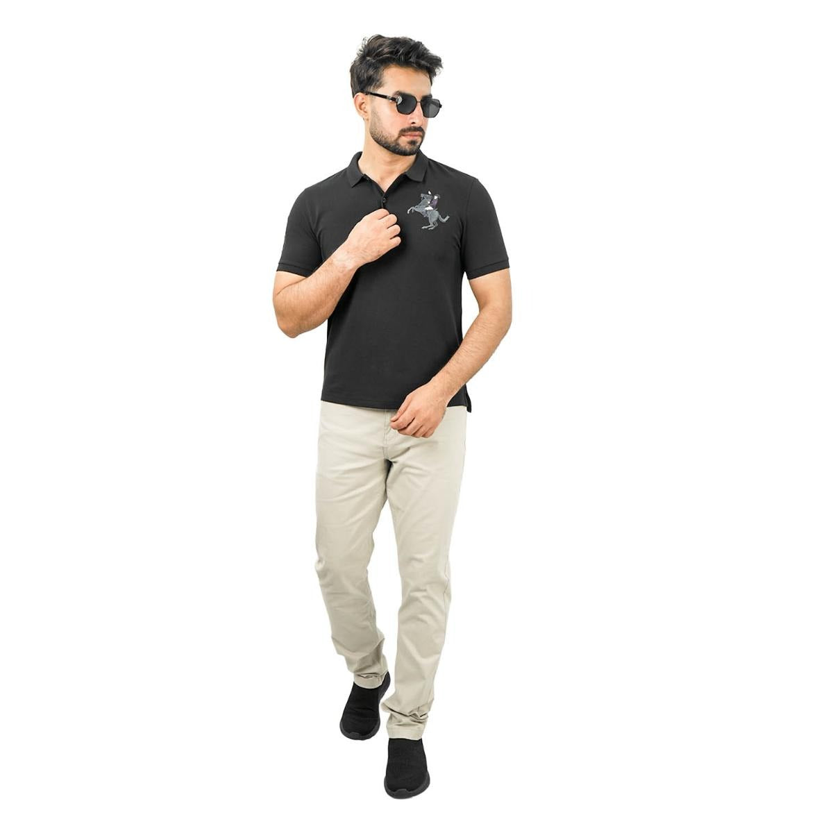 قميص بولو نابليون قصير الأكمام مطرز بتطريز رفيع، مصنوع من قماش البيكيه القطني/الليكرا، بياقة محبوكة مسطحة