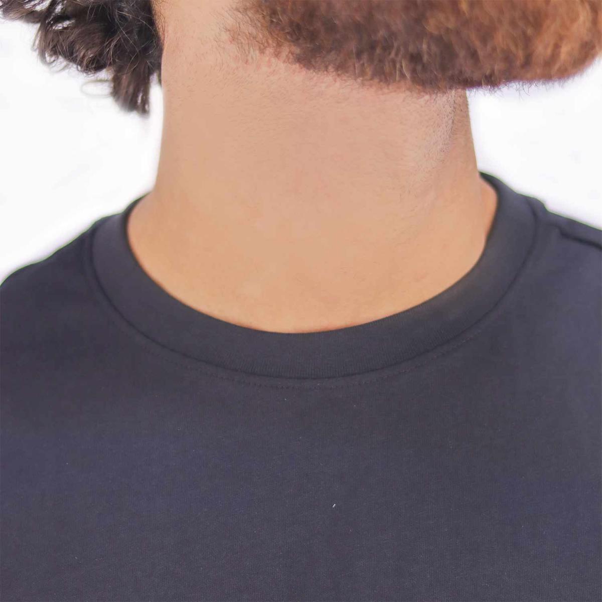 تيشيرت قطني ضيق بأكمام قصيرة ورقبة دائرية وياقة دائرية