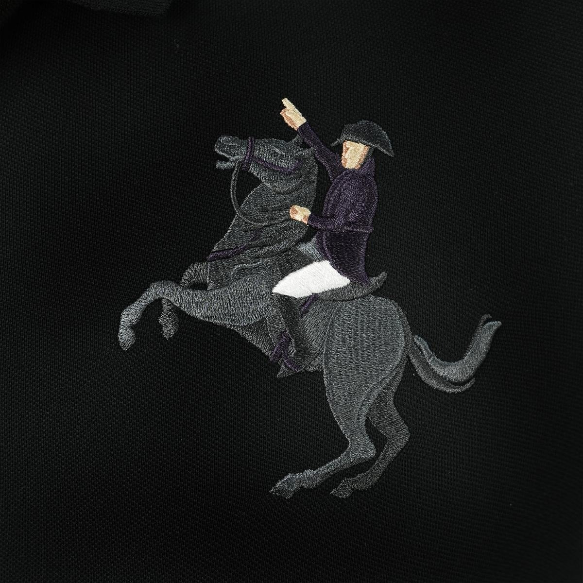 قميص بولو نابليون قصير الأكمام مطرز بتطريز رفيع، مصنوع من قماش البيكيه القطني/الليكرا، بياقة محبوكة مسطحة