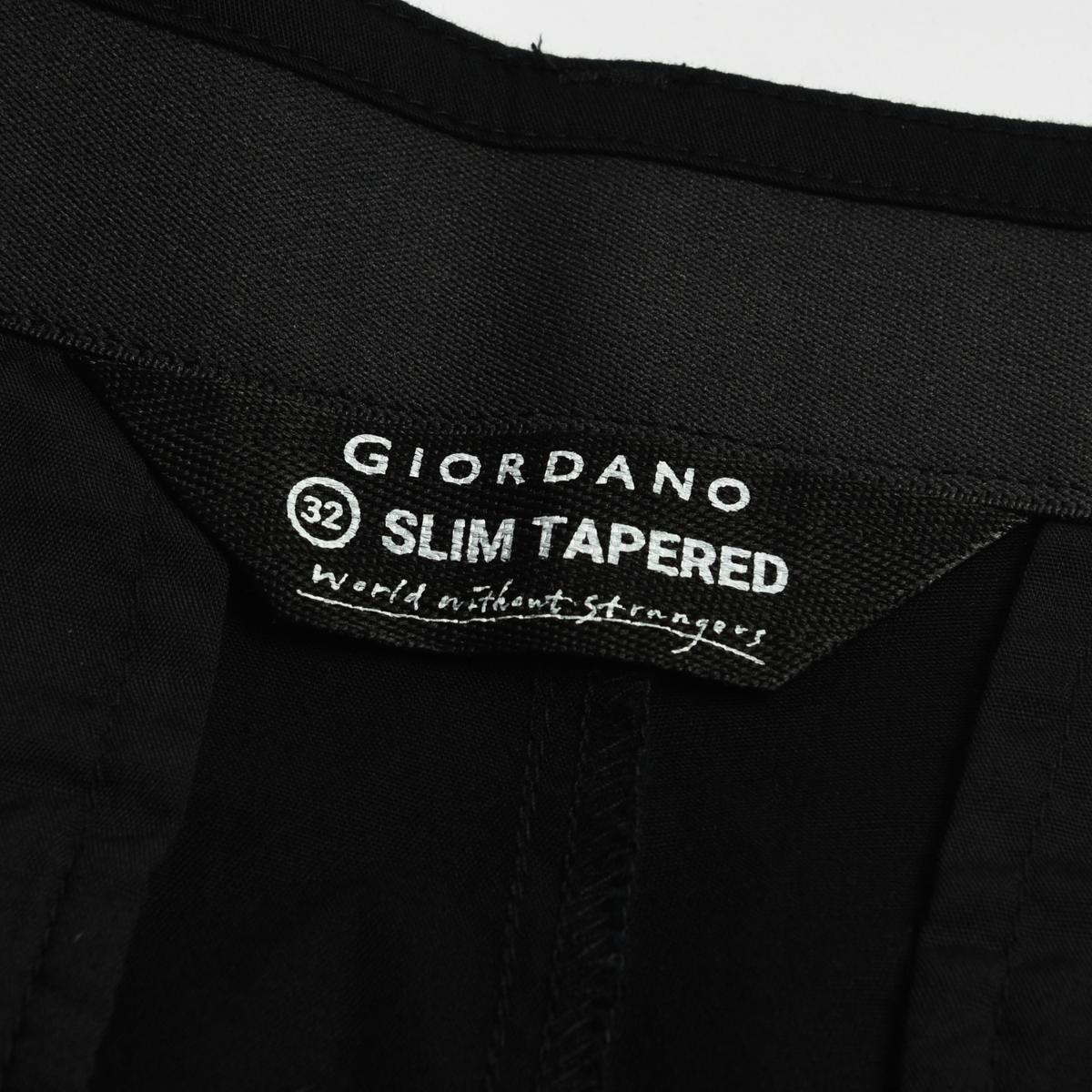 بنطال كاكي من قماش قطني/إيلاستين تويل، بخصر مطاطي منخفض وقصة مدببة.