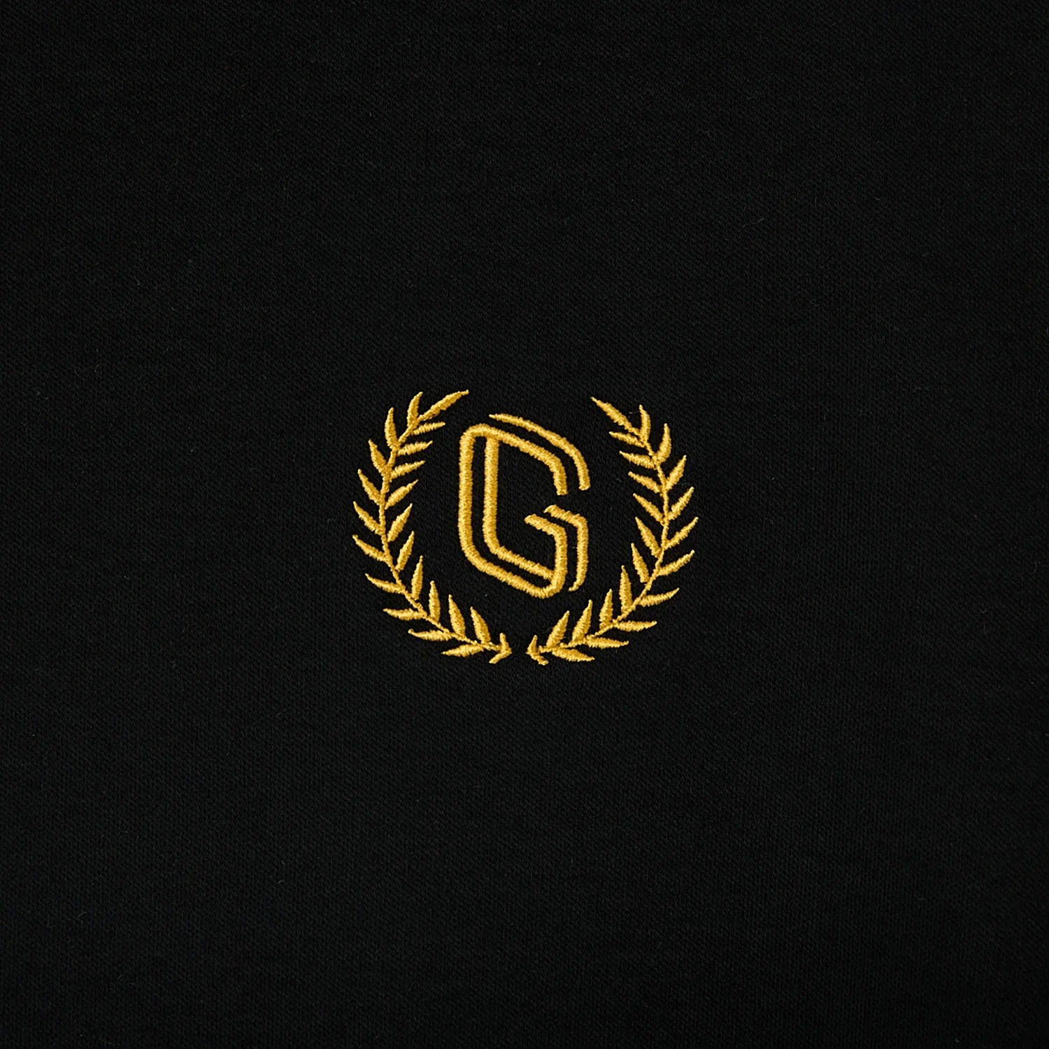 قميص بولو قطني محبوك مسطح بياقة وأكمام قصيرة وتطريز ضيق بلون سادة (ملمس سائل)