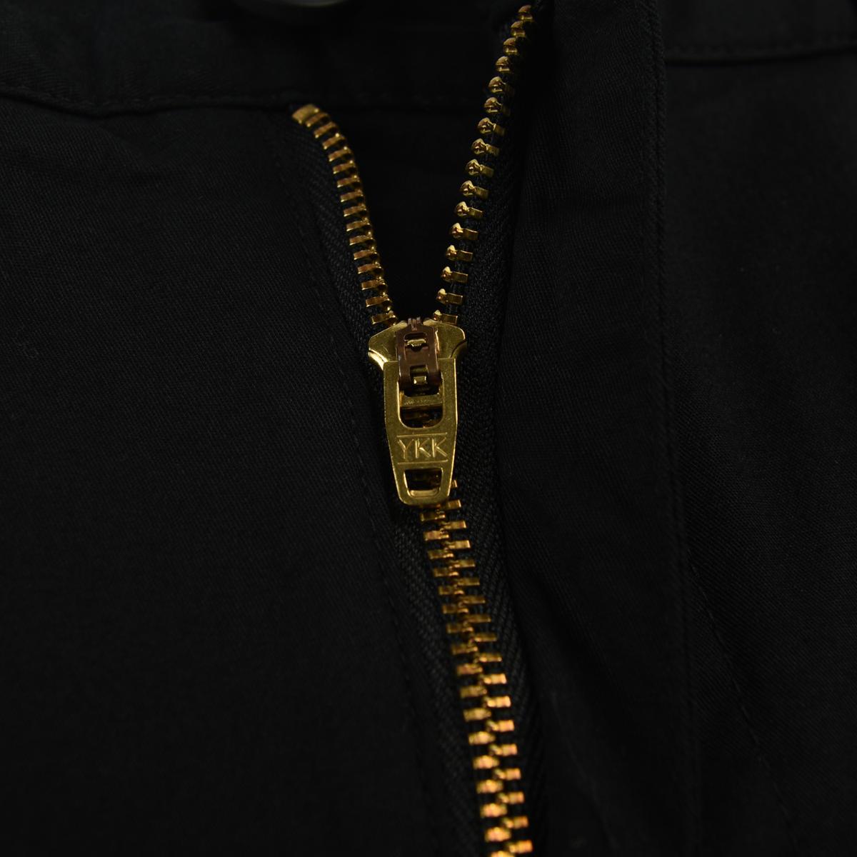 بنطال كاكي من قماش قطني/إيلاستين تويل، بخصر مطاطي منخفض وقصة مدببة.