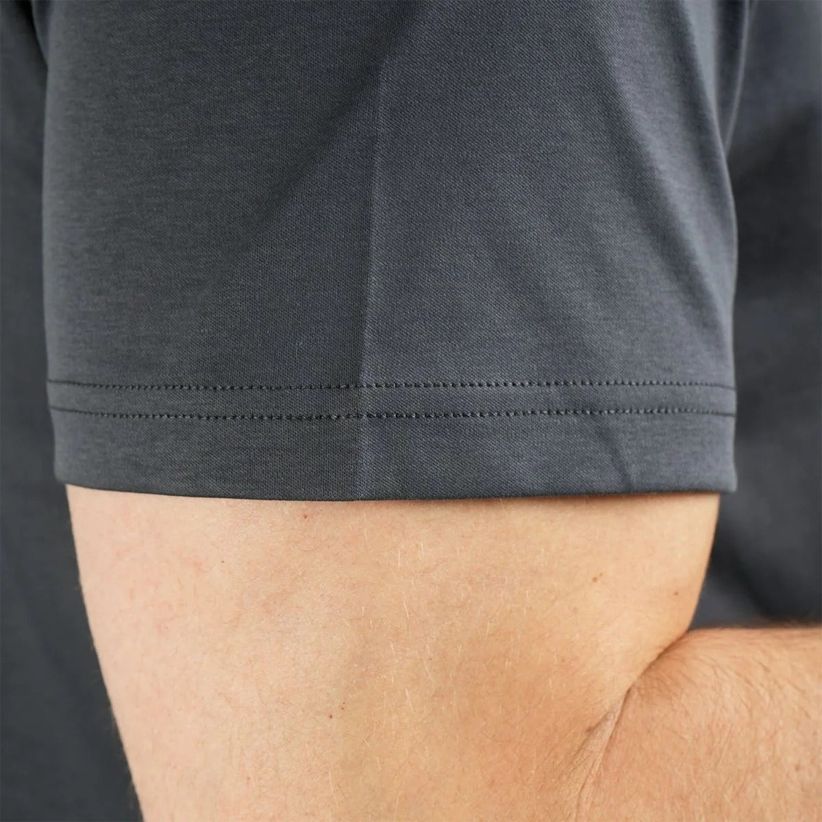 تيشيرت قطني متداخل، بياقة دائرية وأكمام قصيرة، بقصة ضيقة وتطريز (ملمس سائل)