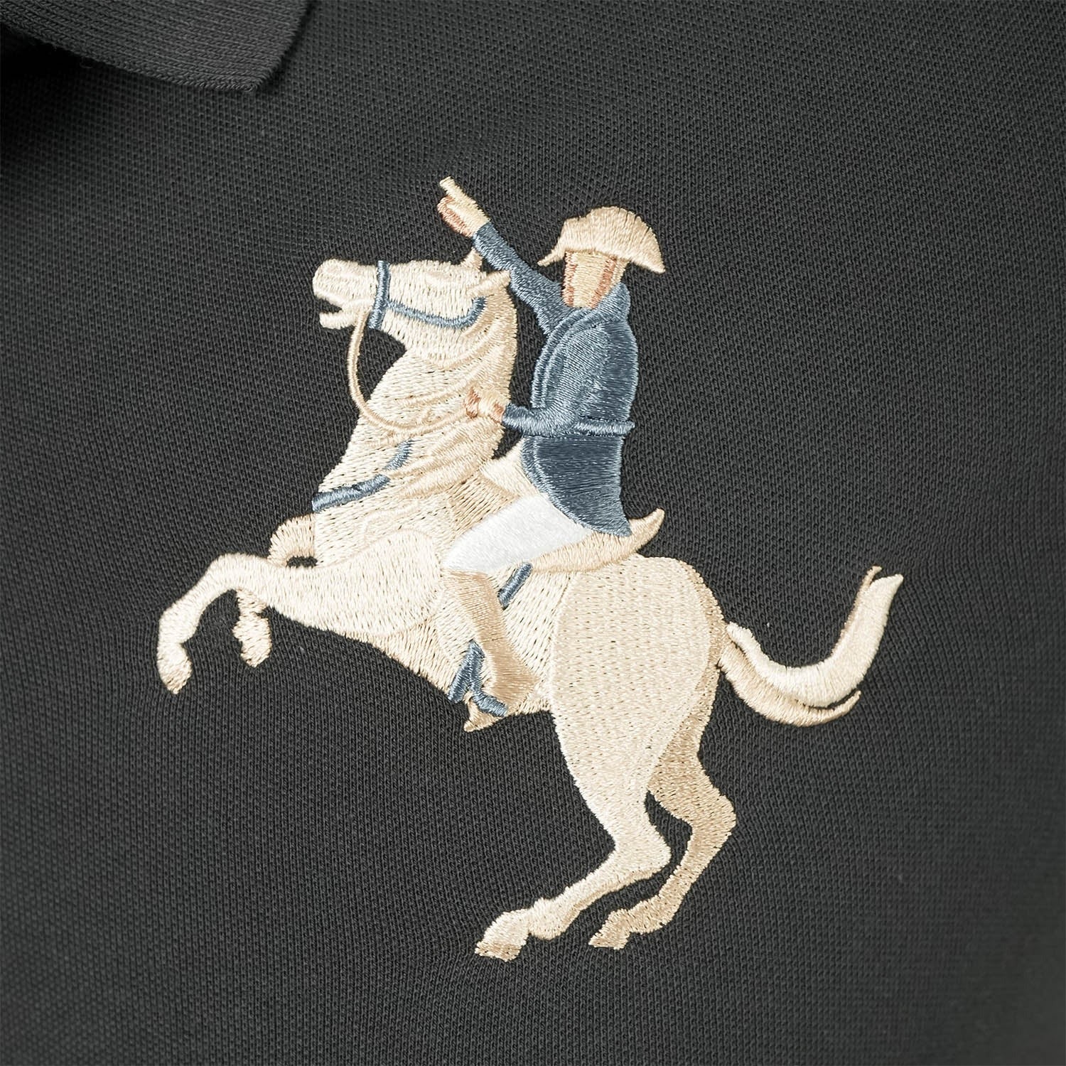 قميص بولو نابليون قصير الأكمام مطرز بتطريز رفيع، مصنوع من قماش البيكيه القطني/الليكرا، بياقة محبوكة مسطحة