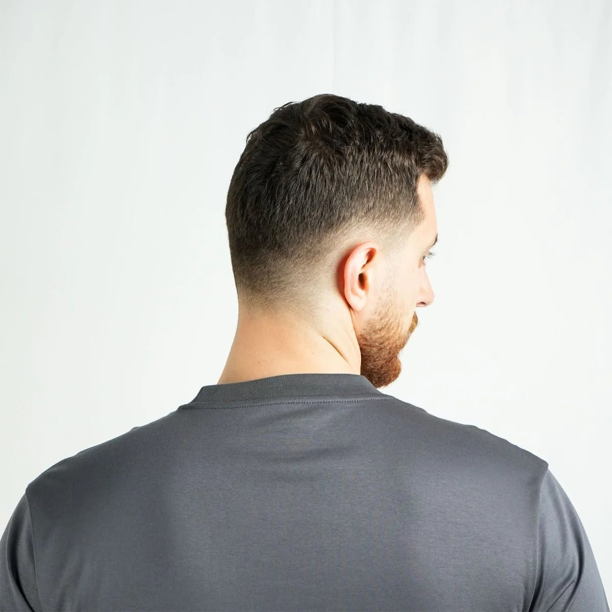 تيشيرت قطني متداخل، بياقة دائرية وأكمام قصيرة، بقصة ضيقة وتطريز (ملمس سائل)