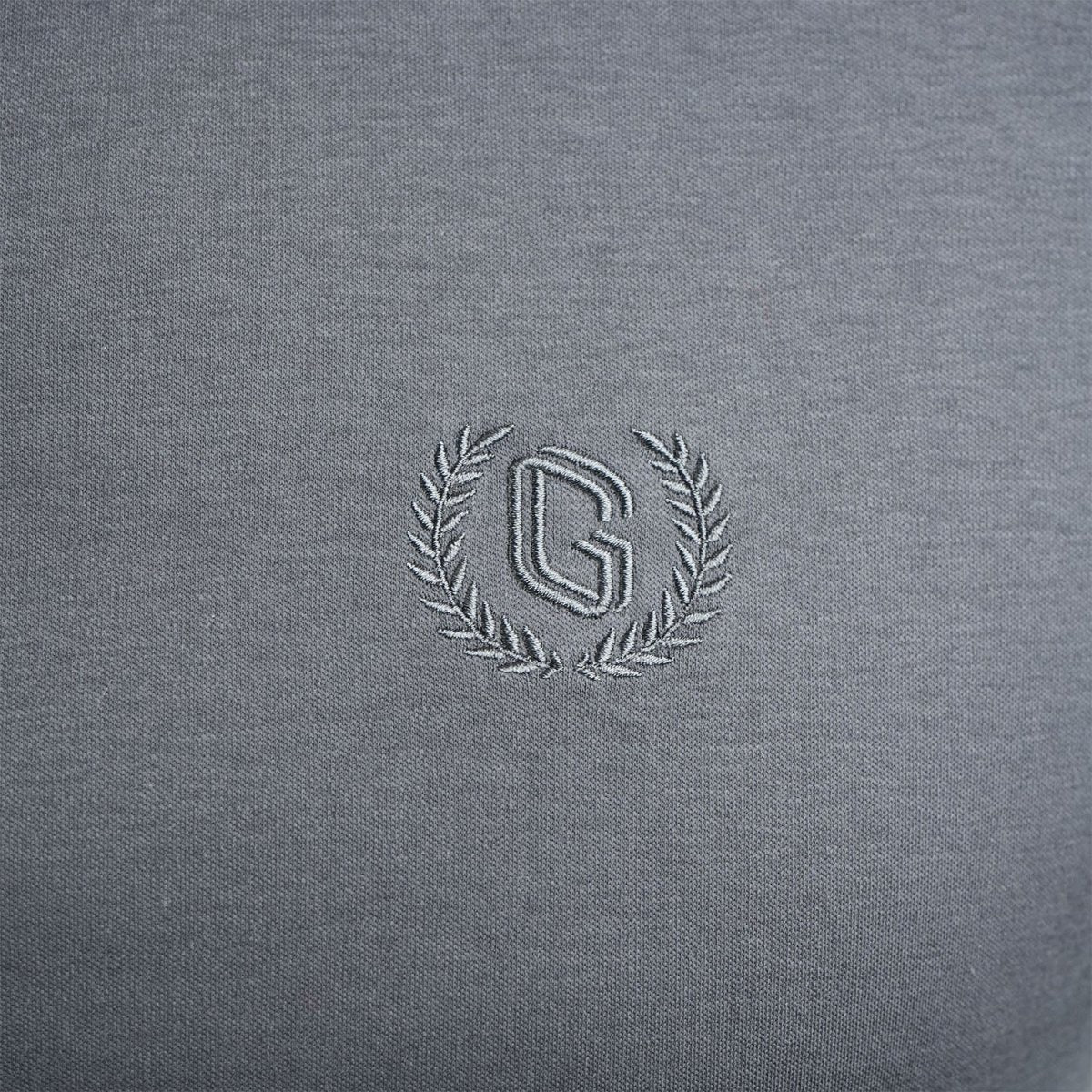 تيشيرت قطني متداخل، بياقة دائرية وأكمام قصيرة، بقصة ضيقة وتطريز (ملمس سائل)