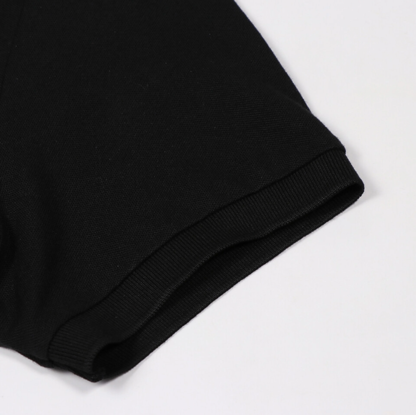 قميص بولو قطني/ليكرا بيكيه بياقة محبوكة وأكمام قصيرة وقصة ضيقة بلون موحد