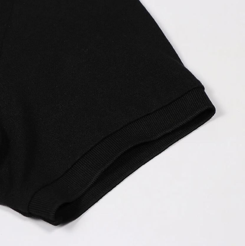 قميص بولو قطني/ليكرا بيكيه بياقة محبوكة وأكمام قصيرة وقصة ضيقة بلون موحد