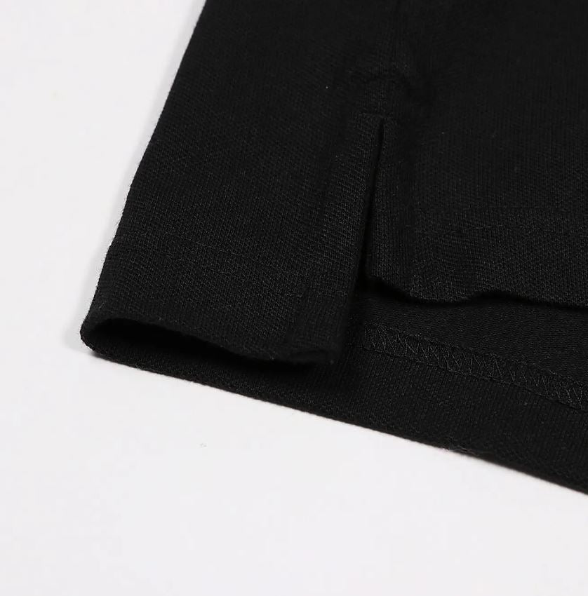 قميص بولو قطني/ليكرا بيكيه بياقة محبوكة وأكمام قصيرة وقصة ضيقة بلون موحد