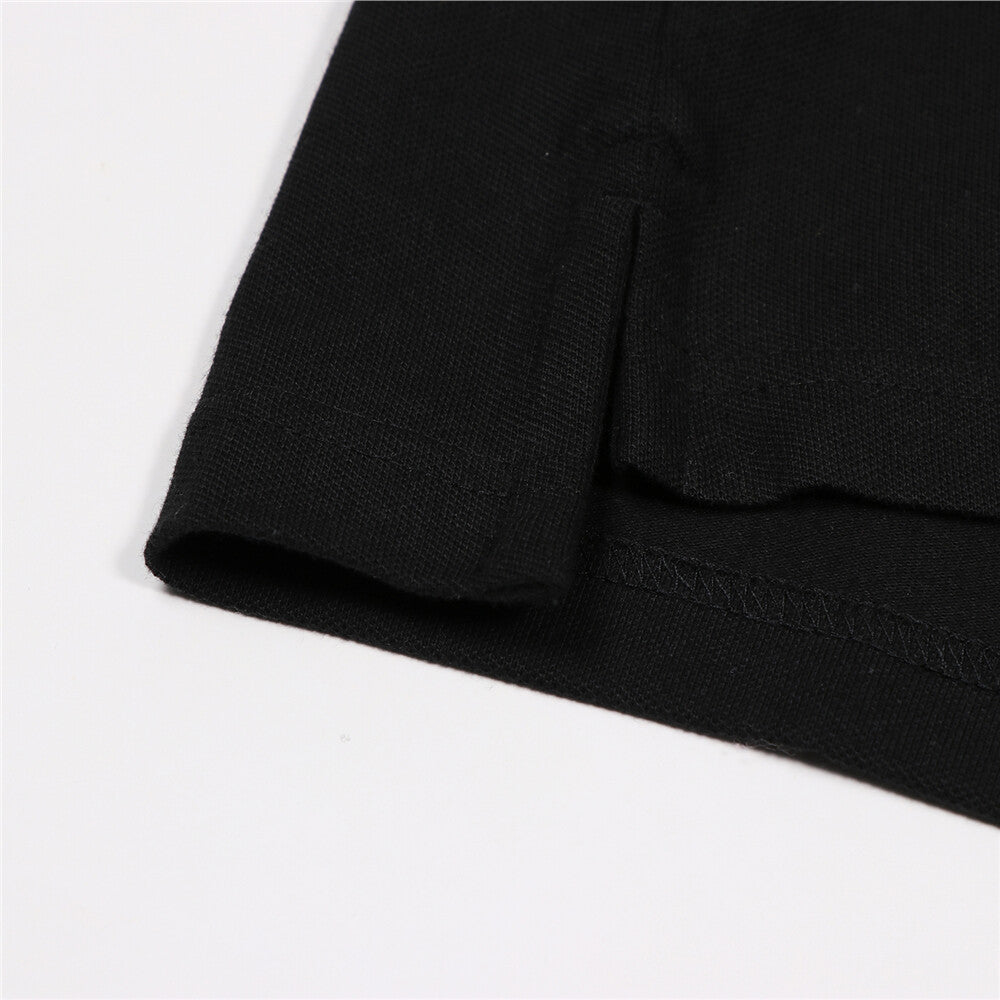 قميص بولو قطني/ليكرا بيكيه بياقة محبوكة وأكمام قصيرة وقصة ضيقة بلون موحد