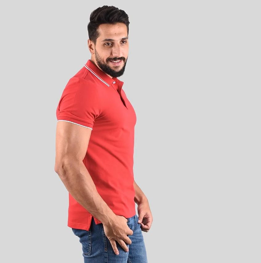 قميص بولو قطني/ليكرا بيكيه بياقة محبوكة وأكمام قصيرة وقصة ضيقة بلون موحد