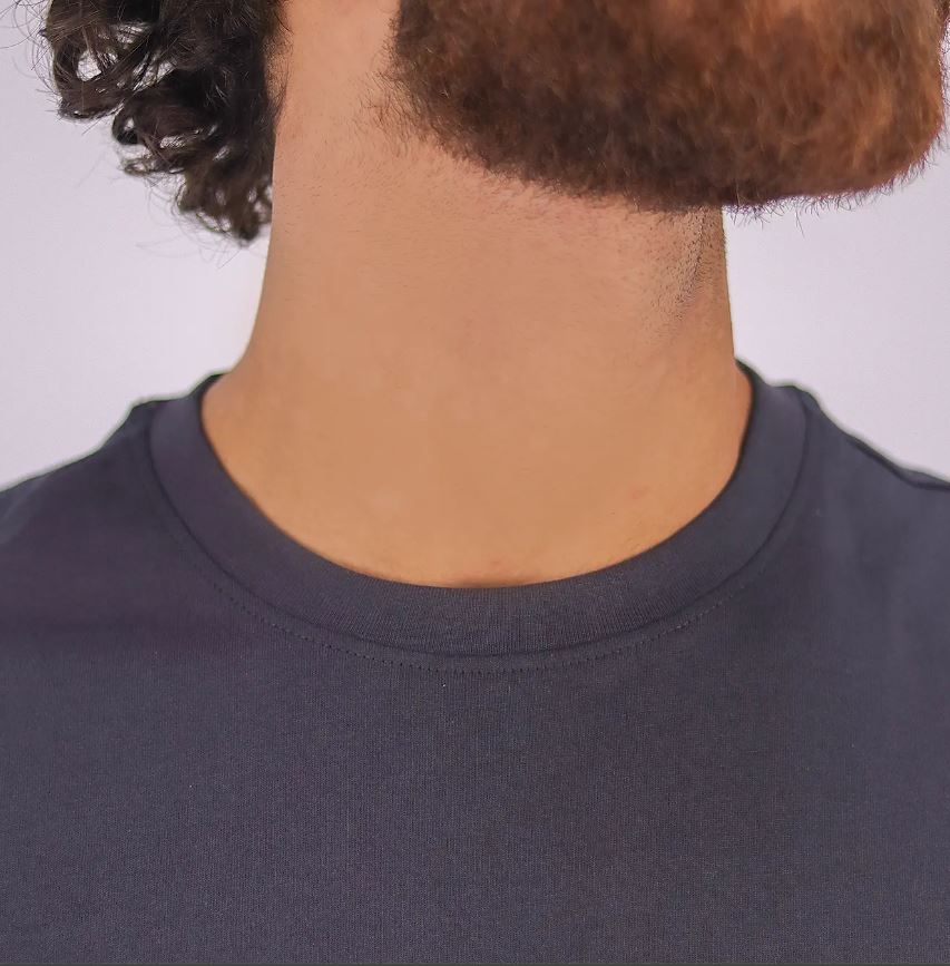 تيشيرت قطني ضيق بأكمام قصيرة ورقبة دائرية وياقة دائرية