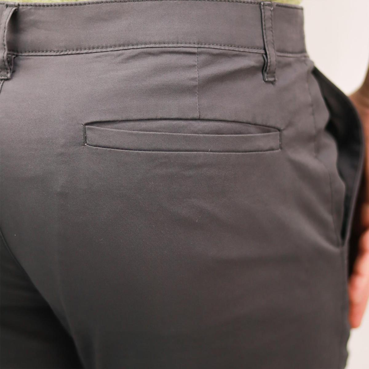 بنطال كاكي من قماش قطني/إيلاستين تويل، بخصر مطاطي منخفض وقصة مدببة.