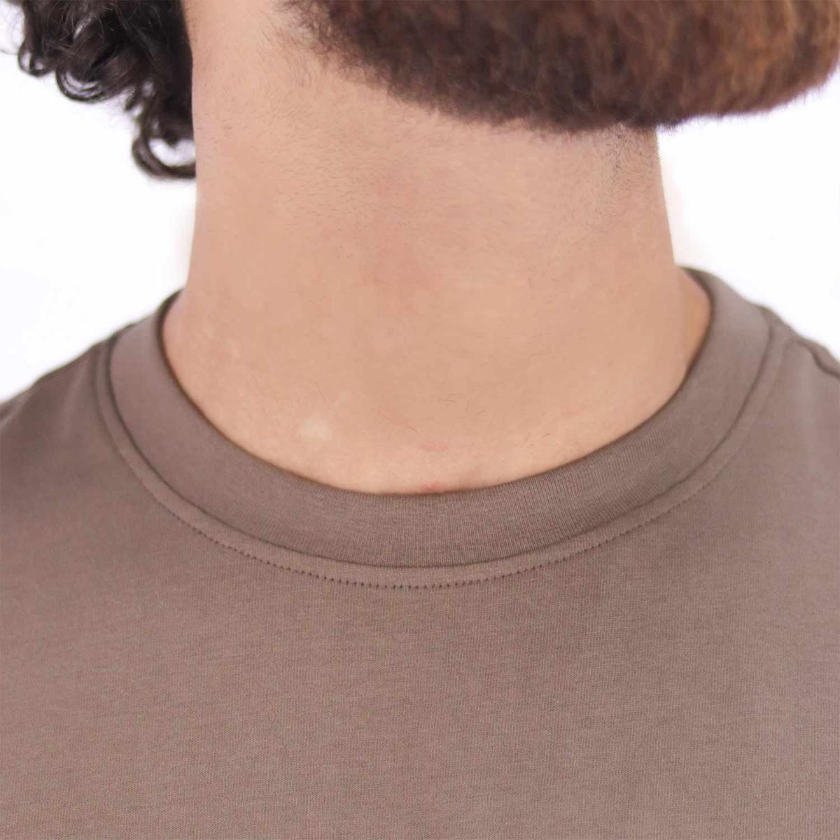 تيشيرت قطني ضيق بأكمام قصيرة ورقبة دائرية وياقة دائرية