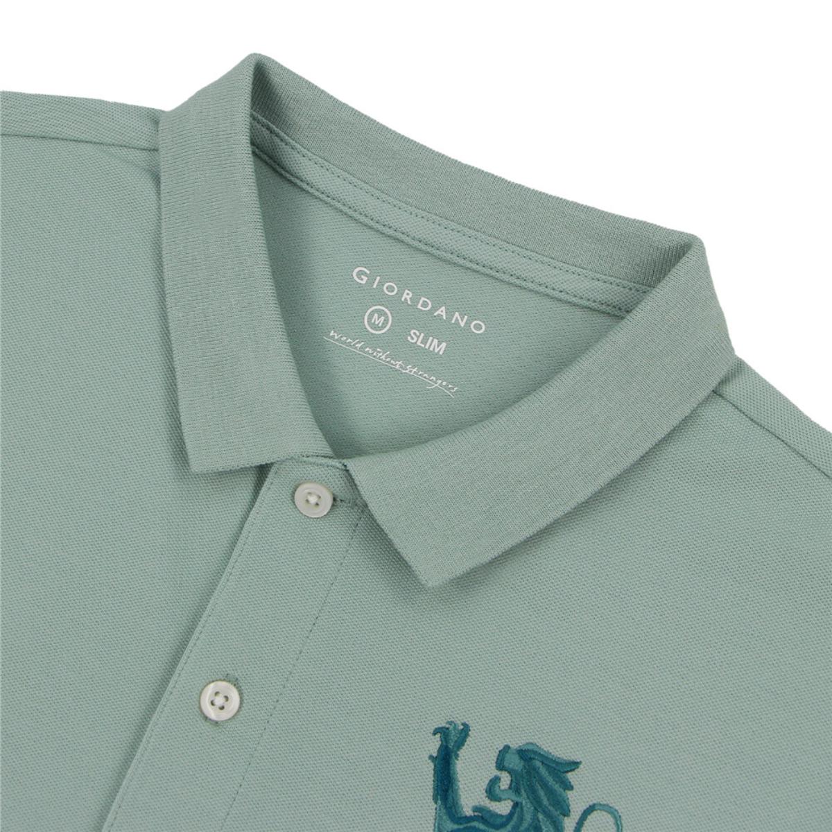 قميص بولو قصير الأكمام بتطريز جريء، مصنوع من القطن/ليكرا بيكيه، بياقة محبوكة