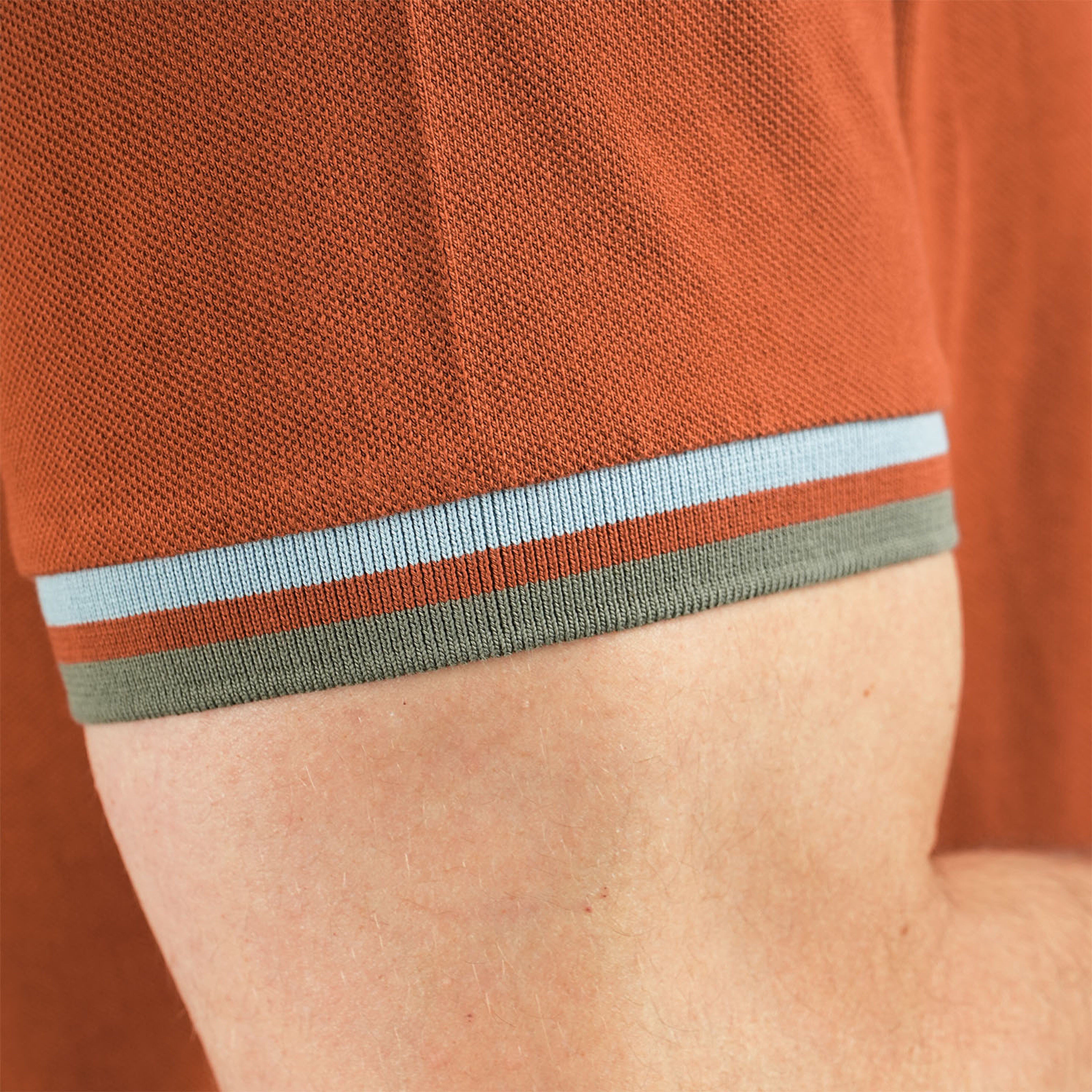 قميص بولو قطني بيكيه بياقة محبوكة مسطحة وأكمام قصيرة مطرزة بلون موحد (قميص بولو رياضي)