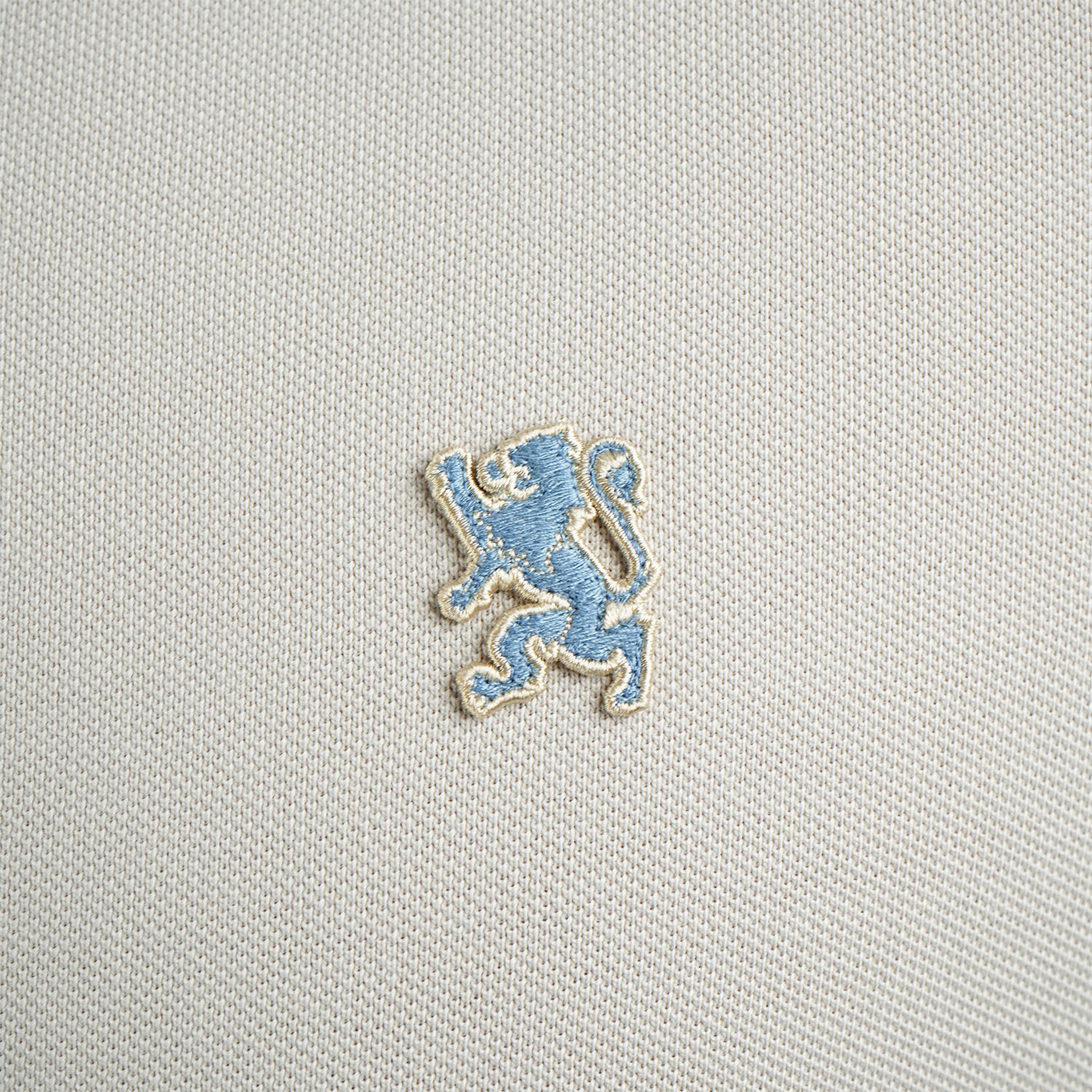 قميص بولو قطني بيكيه بياقة محبوكة مسطحة وأكمام قصيرة مطرزة بلون موحد (قميص بولو رياضي)