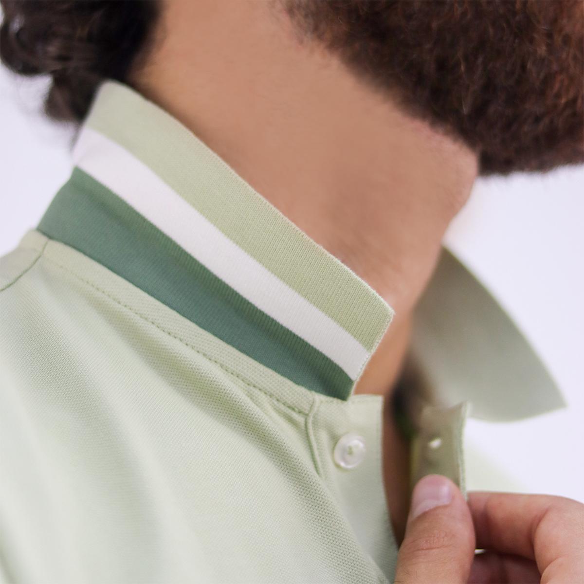 قميص بولو قصير الأكمام بتطريز جريء، مصنوع من القطن/ليكرا بيكيه، بياقة محبوكة