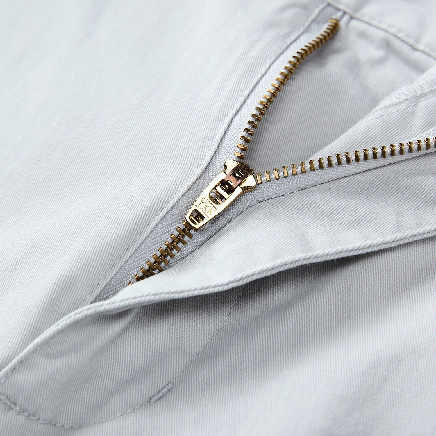 بنطال كاكي متوسط ​​الارتفاع بقصة عادية من قماش قطني/سباندكس تويل