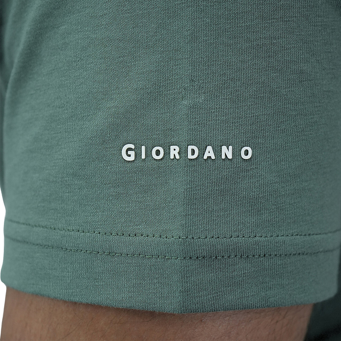 تيشيرت قطني ضيق بأكمام قصيرة ورقبة دائرية وياقة دائرية