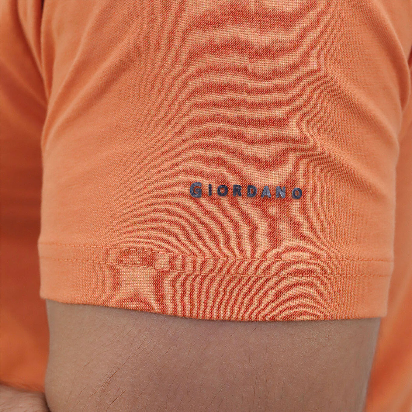 تيشيرت قطني ضيق بأكمام قصيرة ورقبة دائرية وياقة دائرية