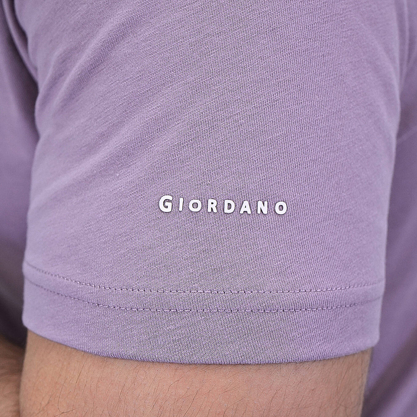 تيشيرت قطني ضيق بأكمام قصيرة ورقبة دائرية وياقة دائرية