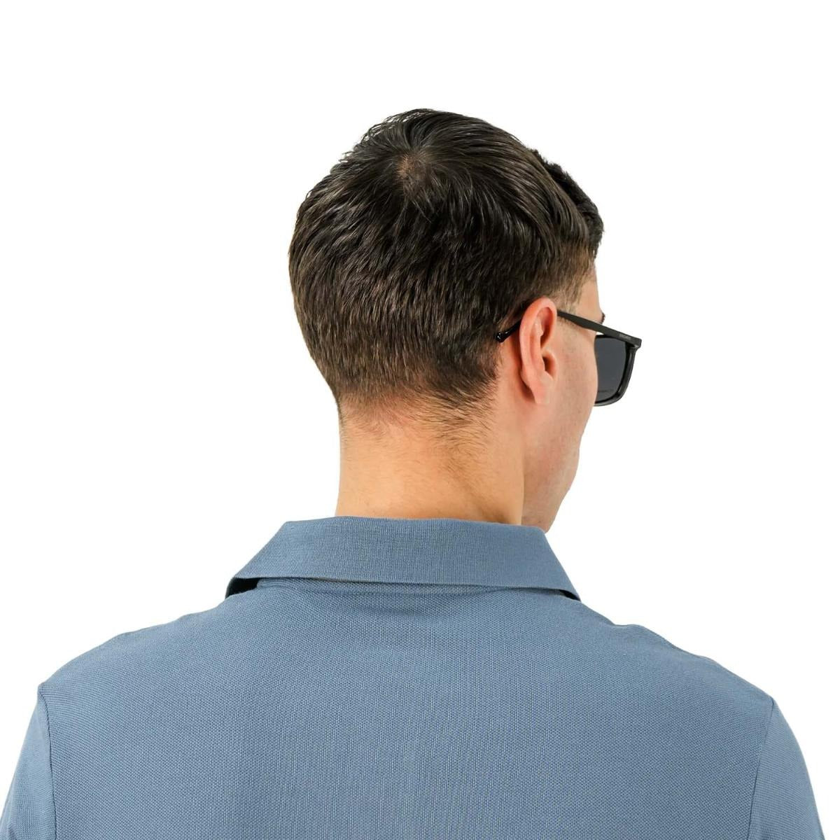 قميص بولو قطني بيكيه بياقة محبوكة مسطحة وأكمام قصيرة وقصة ضيقة مطرزة بلون سادة