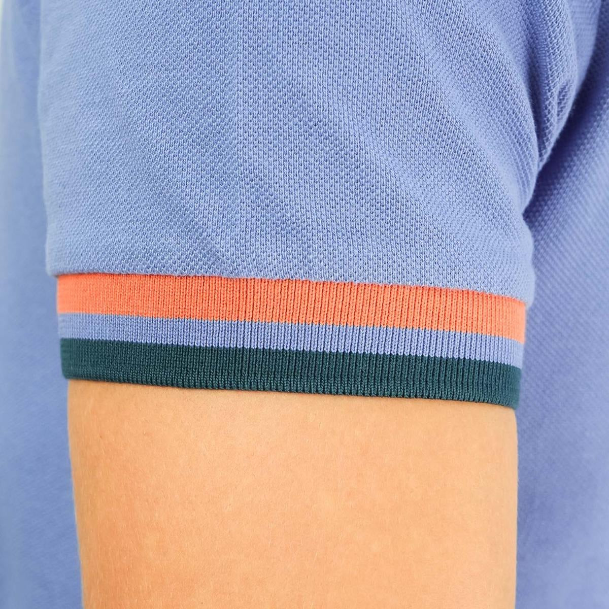 قميص بولو قطني بيكيه بياقة محبوكة مسطحة وأكمام قصيرة وقصة ضيقة مطرزة بلون سادة