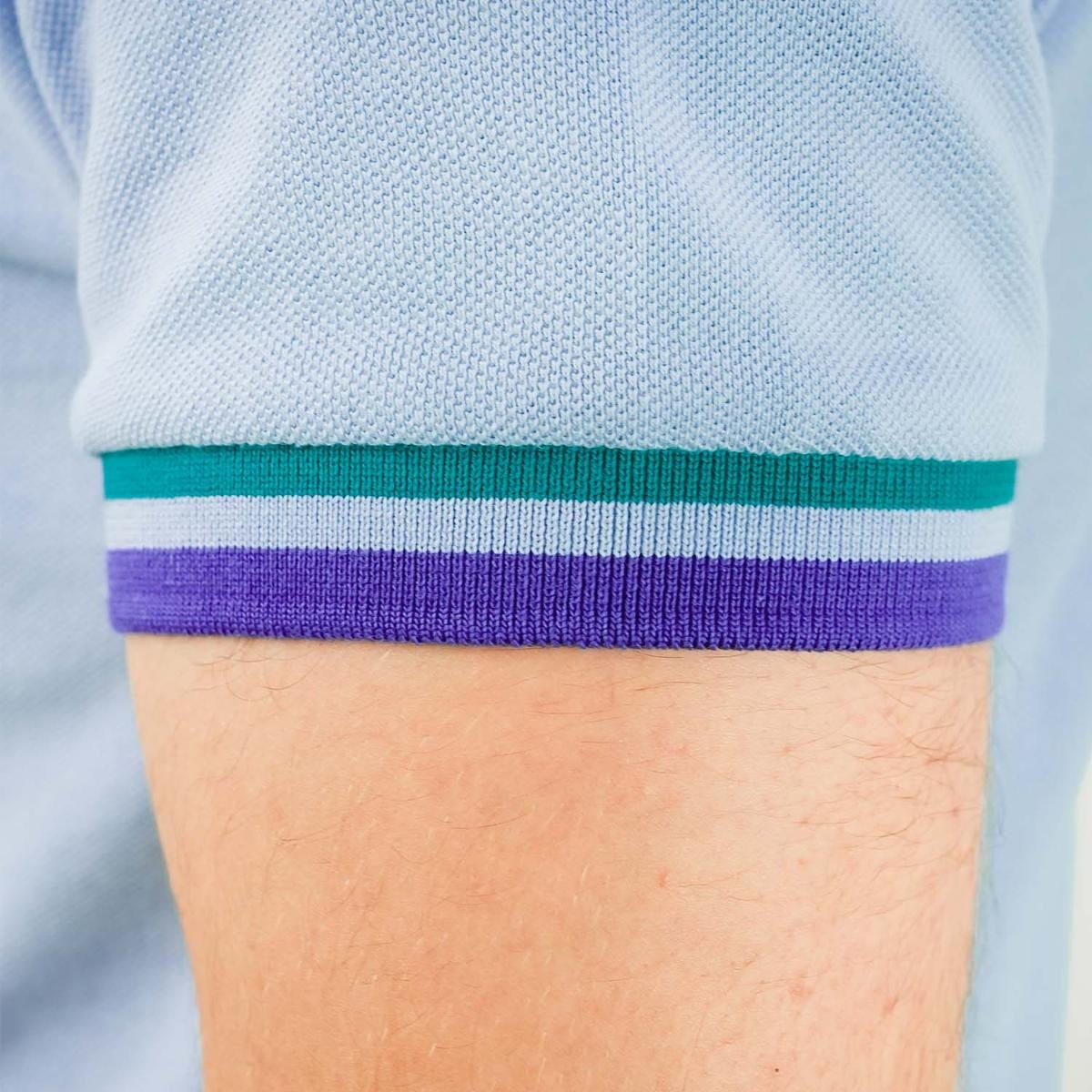 قميص بولو قطني بيكيه بياقة محبوكة مسطحة وأكمام قصيرة وقصة ضيقة مطرزة بلون سادة