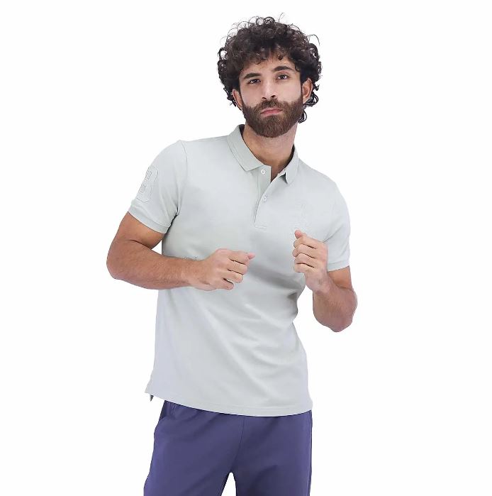 قميص بولو قصير الأكمام بتطريز جريء، مصنوع من القطن/ليكرا بيكيه، بياقة محبوكة