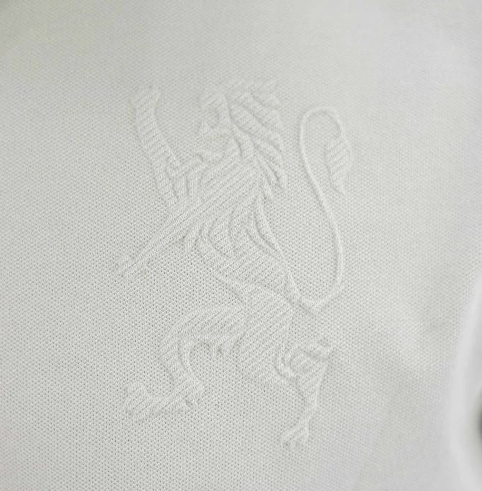 قميص بولو قصير الأكمام بتطريز جريء، مصنوع من القطن/ليكرا بيكيه، بياقة محبوكة