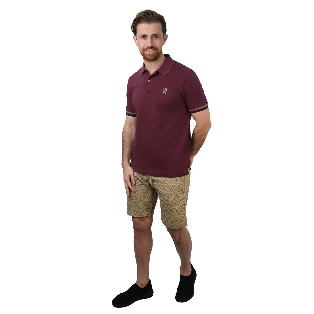 قميص بولو قطني بيكيه بياقة محبوكة مسطحة وأكمام قصيرة وقصة ضيقة مطرزة بلون سادة